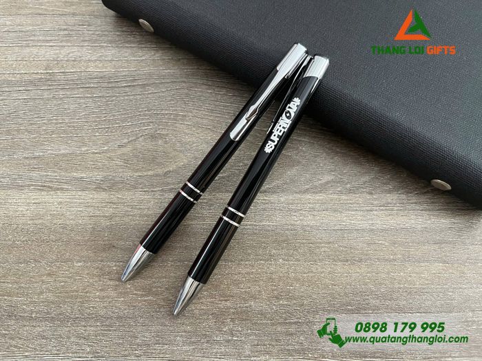 Bút Bi Kim Loại Bấm Màu Đen - Khắc Logo Trại Hè Nghiên Cứu SUPERNOVA