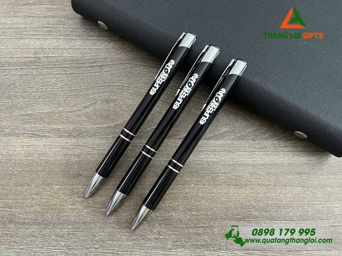 Bút Bi Kim Loại Bấm Màu Đen - Khắc Logo Trại Hè Nghiên Cứu SUPERNOVA