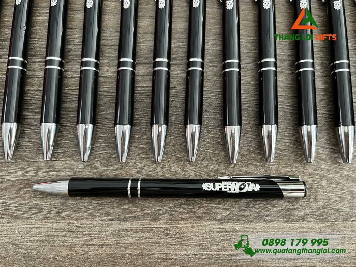 Bút Bi Kim Loại Bấm Màu Đen - Khắc Logo Trại Hè Nghiên Cứu SUPERNOVA