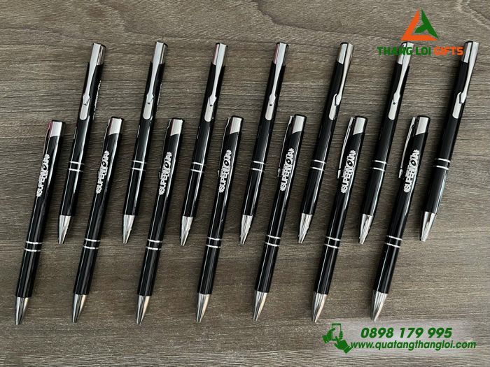 Bút Bi Kim Loại Bấm Màu Đen - Khắc Logo Trại Hè Nghiên Cứu SUPERNOVA