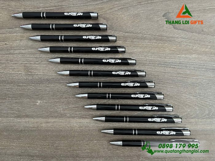 Bút Bi Kim Loại Bấm Màu Đen - Khắc Logo Trại Hè Nghiên Cứu SUPERNOVA