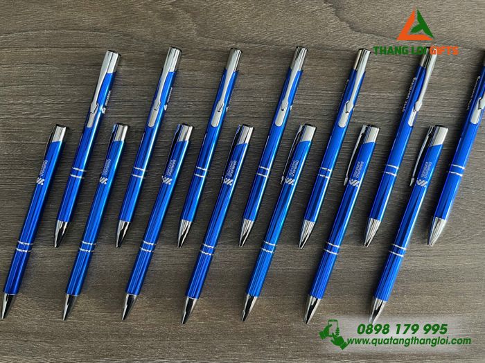 Bút Bi Kim Loại Bấm Màu Xanh - Khắc Logo Doanh Nghiệp Standard Chartered