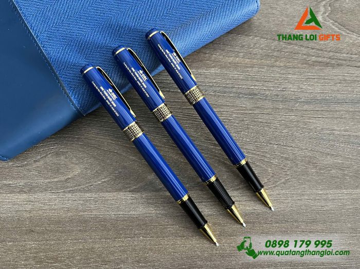 Bút Ký Kim Loại Xoay Màu Xanh Khoen Vàng - Khắc Logo ORC Trường Đại Học Bách Khoa ĐHQG TP.HCM