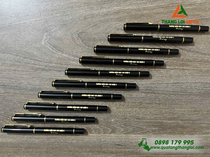 Bút Ký Kim Loại Nắp Đẩy Màu Đen Khoen Vàng - Khắc Tên Trường Mầm Non 19/5