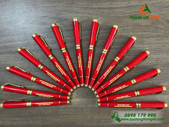 Bút Ký Kim Loại Màu Đỏ Khoen Vàng - Khắc Tên Đại Hội Đảng Bộ Xã Vĩnh Linh