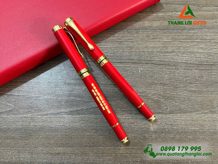 Bút Ký Kim Loại Màu Đỏ Khoen Vàng - Khắc Tên Đại Hội Đảng Bộ Xã Vĩnh Linh
