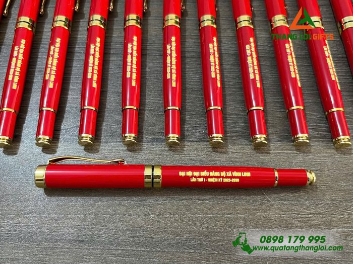 Bút Ký Kim Loại Màu Đỏ Khoen Vàng - Khắc Tên Đại Hội Đảng Bộ Xã Vĩnh Linh