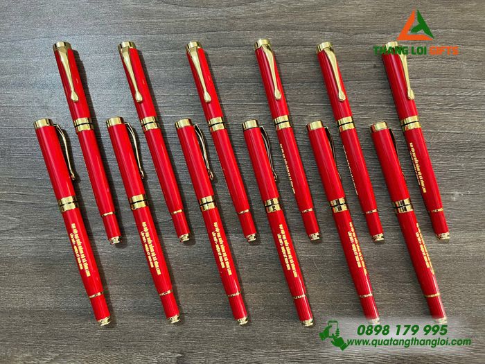 Bút Ký Kim Loại Màu Đỏ Khoen Vàng - Khắc Tên Đại Hội Đảng Bộ Xã Vĩnh Linh