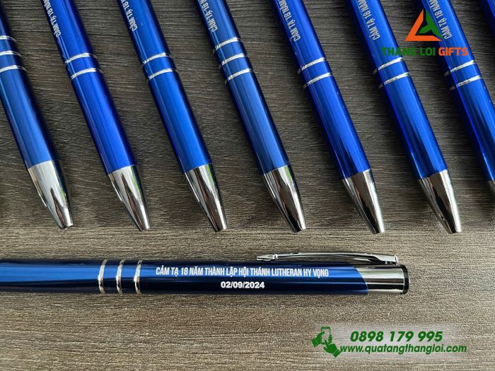Bút Bi Kim Loại Bấm Màu Xanh - Khắc 18 Năm Thành Lập Hội Thánh Lutheran Hy Vọng