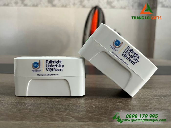 Adapter Du Lịch Màu Trắng - In Logo Trường Đại Học Fulbright Việt Nam