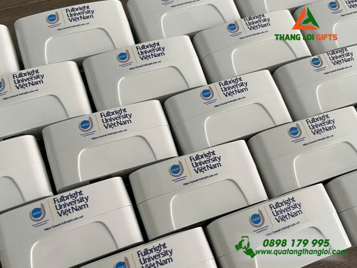 Adapter Du Lịch Màu Trắng - In Logo Trường Đại Học Fulbright Việt Nam