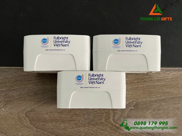 Adapter Du Lịch Màu Trắng - In Logo Trường Đại Học Fulbright Việt Nam