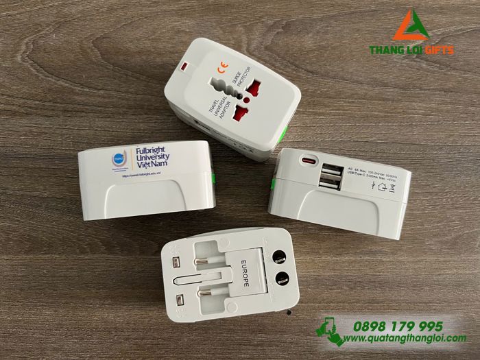 Adapter Du Lịch Màu Trắng - In Logo Trường Đại Học Fulbright Việt Nam