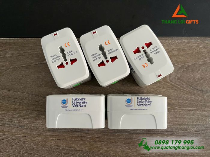 Adapter Du Lịch Màu Trắng - In Logo Trường Đại Học Fulbright Việt Nam