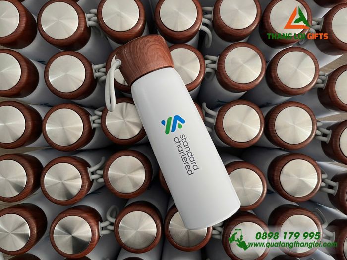 Bình Giữ Nhiệt Nắp Vân Gỗ 500ml - In Logo Ngân Hàng Standard Chartered