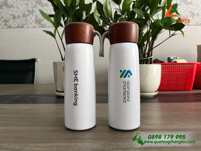 Bình Giữ Nhiệt Nắp Vân Gỗ 500ml - In Logo Ngân Hàng Standard Chartered