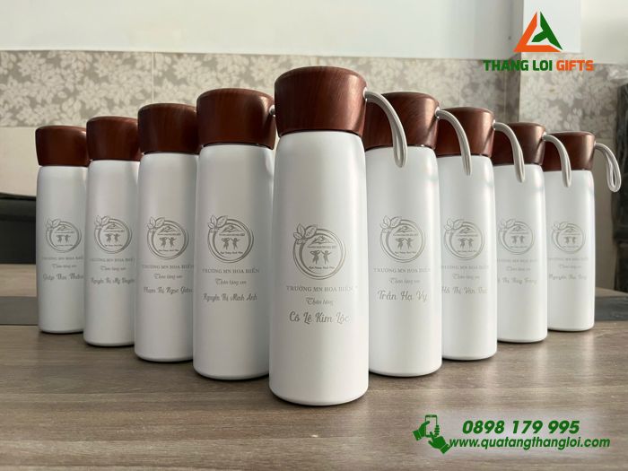 Bình Giữ Nhiệt Màu Trắng Nắp Vân Gỗ - Khắc Logo Trường Mầm Non Hoa Biển