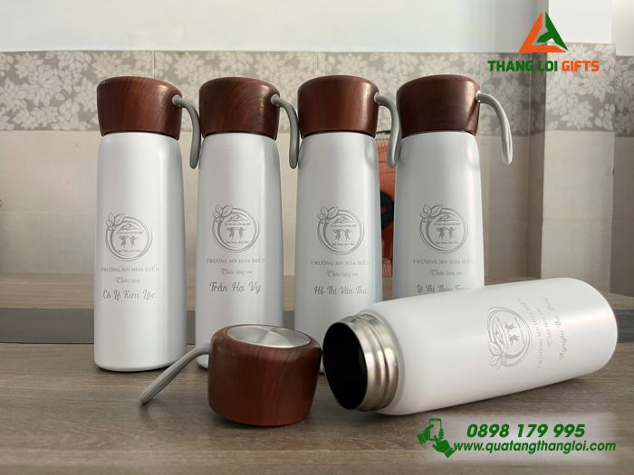Bình Giữ Nhiệt Màu Trắng Nắp Vân Gỗ - Khắc Logo Trường Mầm Non Hoa Biển