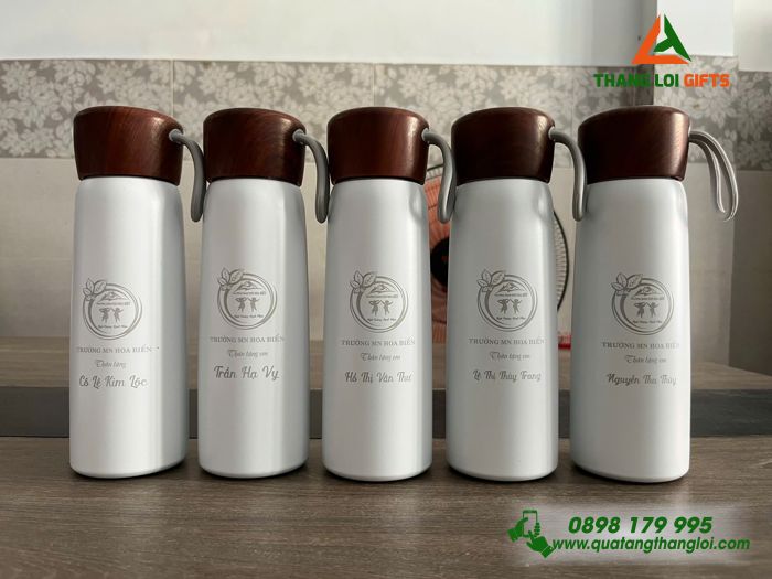 Bình Giữ Nhiệt Màu Trắng Nắp Vân Gỗ - Khắc Logo Trường Mầm Non Hoa Biển