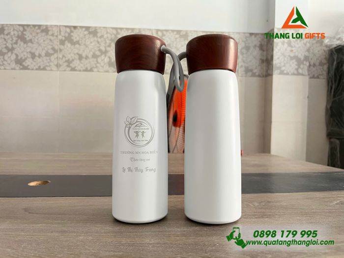Bình Giữ Nhiệt Màu Trắng Nắp Vân Gỗ - Khắc Logo Trường Mầm Non Hoa Biển