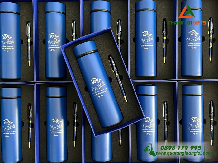 Combo Quà Tặng (Bình Giữ Nhiệt & Bút Ký) Màu Xanh - In Khắc Logo Kỷ Niệm 20 Năm Ngày Ra Trường Trường THPT Tân Châu