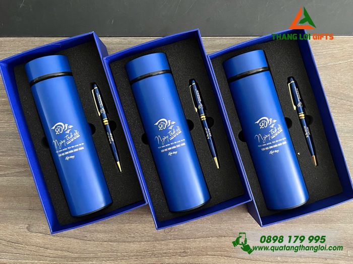 Combo Quà Tặng (Bình Giữ Nhiệt & Bút Ký) Màu Xanh - In Khắc Logo Kỷ Niệm 20 Năm Ngày Ra Trường Trường THPT Tân Châu