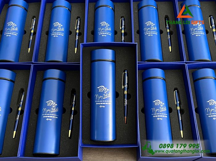 Combo Quà Tặng (Bình Giữ Nhiệt & Bút Ký) Màu Xanh - In Khắc Logo Kỷ Niệm 20 Năm Ngày Ra Trường Trường THPT Tân Châu