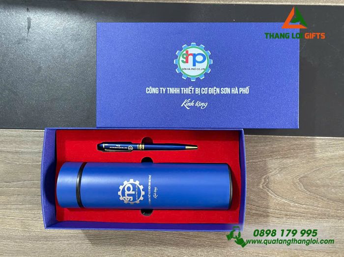 Set Quà Tặng (Bình Giữ Nhiệt & Bút Ký) Màu Xanh - In Khắc Logo Doanh Nghiệp Sơn Hà Phố
