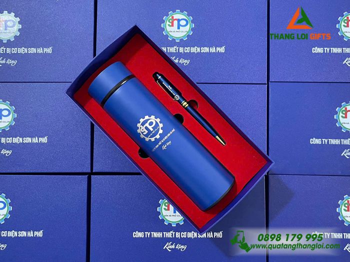 Set Quà Tặng (Bình Giữ Nhiệt & Bút Ký) Màu Xanh - In Khắc Logo Doanh Nghiệp Sơn Hà Phố