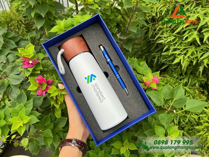 Combo Quà Tặng (Bình Giữ Nhiệt & Bút Bi) - In Khắc Logo Ngân Hàng Standard Chartered