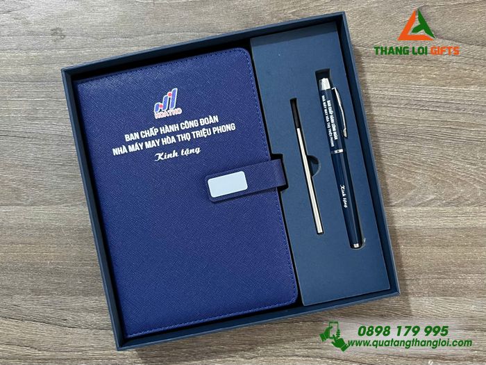 Combo Quà Tặng (Sổ & Bút) Màu Xanh - In Khắc Logo Nhà Máy May Hòa Thọ Triệu Phong