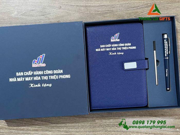 Combo Quà Tặng (Sổ & Bút) Màu Xanh - In Khắc Logo Nhà Máy May Hòa Thọ Triệu Phong