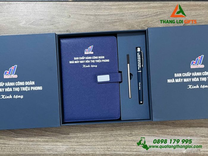Combo Quà Tặng (Sổ & Bút) Màu Xanh - In Khắc Logo Nhà Máy May Hòa Thọ Triệu Phong