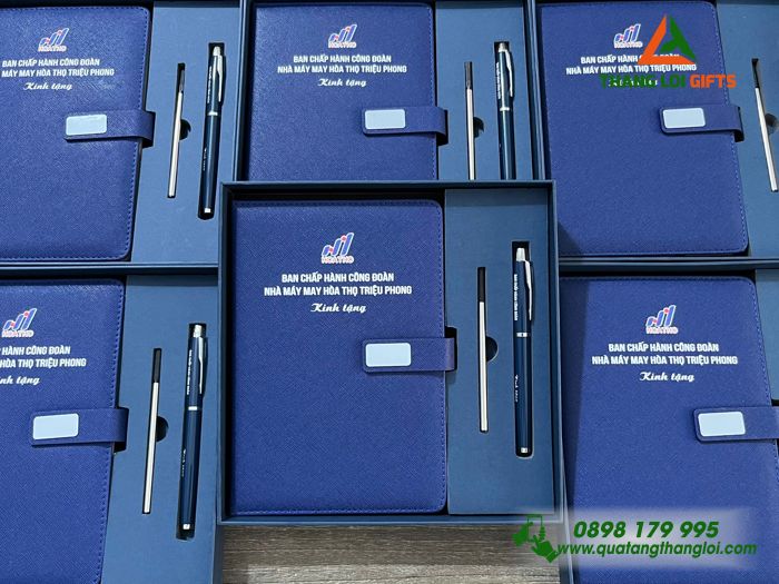 Combo Quà Tặng (Sổ & Bút) Màu Xanh - In Khắc Logo Nhà Máy May Hòa Thọ Triệu Phong