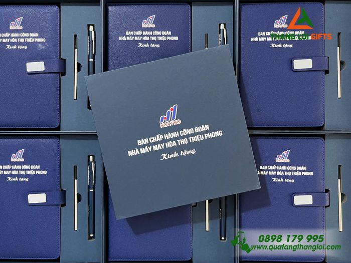 Combo Quà Tặng (Sổ & Bút) Màu Xanh - In Khắc Logo Nhà Máy May Hòa Thọ Triệu Phong