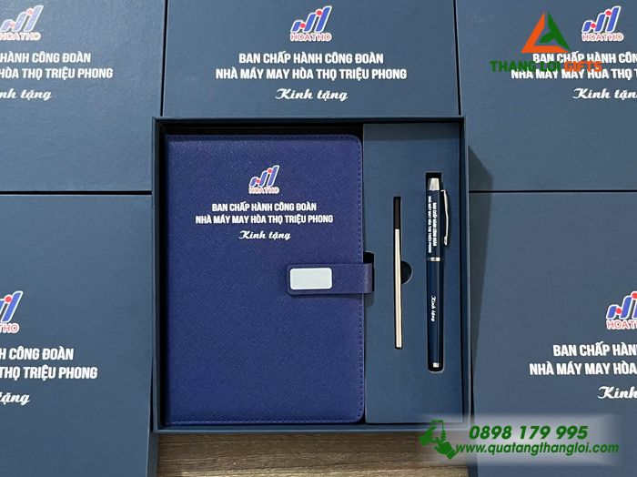 Combo Quà Tặng (Sổ & Bút) Màu Xanh - In Khắc Logo Nhà Máy May Hòa Thọ Triệu Phong