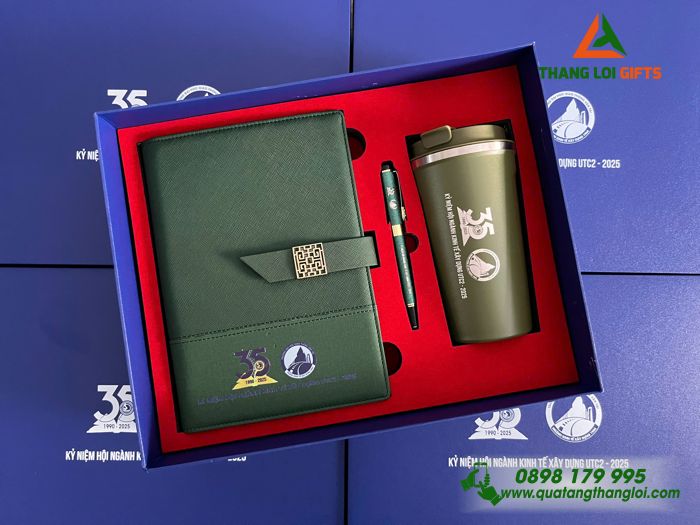 Giftset Bộ Quà Tặng (Sổ+ Ly+ Bút) Màu Xanh Lá - In Khắc Logo 35 Năm Trường Đại Học Giao Thông Vận Tải
