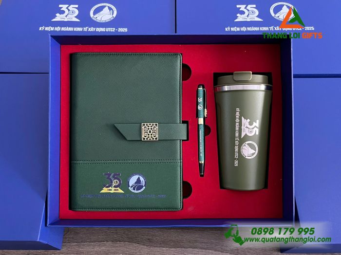 Giftset Bộ Quà Tặng (Sổ+ Ly+ Bút) Màu Xanh Lá - In Khắc Logo 35 Năm Trường Đại Học Giao Thông Vận Tải