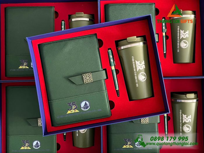 Giftset Bộ Quà Tặng (Sổ+ Ly+ Bút) Màu Xanh Lá - In Khắc Logo 35 Năm Trường Đại Học Giao Thông Vận Tải