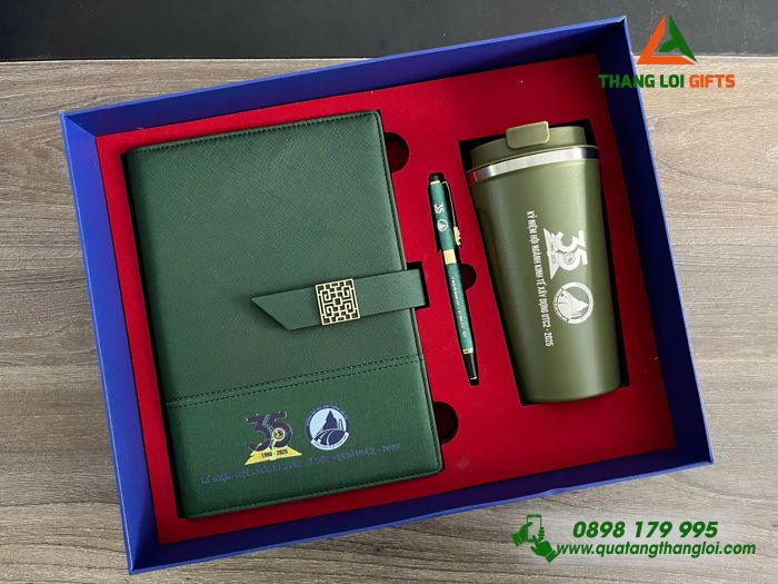 Giftset Bộ Quà Tặng (Sổ+ Ly+ Bút) Màu Xanh Lá - In Khắc Logo 35 Năm Trường Đại Học Giao Thông Vận Tải