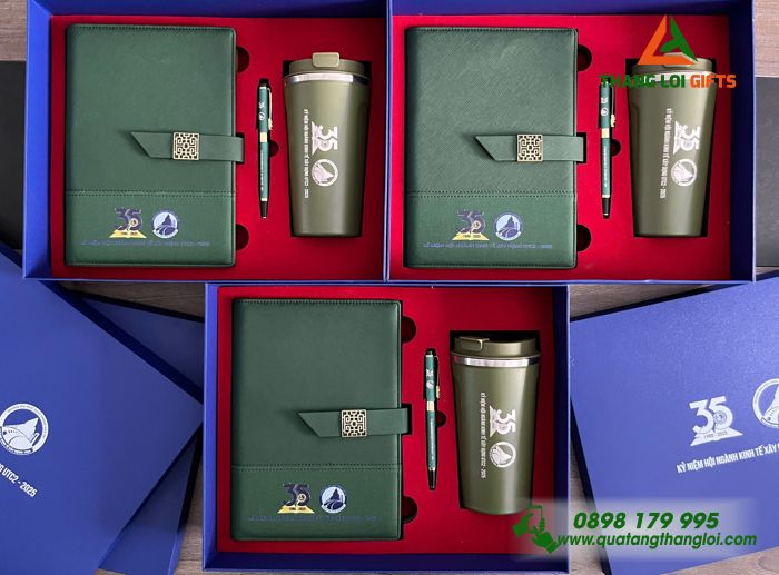 Giftset Bộ Quà Tặng (Sổ+ Ly+ Bút) Màu Xanh Lá - In Khắc Logo 35 Năm Trường Đại Học Giao Thông Vận Tải