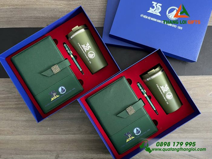 Giftset Bộ Quà Tặng (Sổ+ Ly+ Bút) Màu Xanh Lá - In Khắc Logo 35 Năm Trường Đại Học Giao Thông Vận Tải