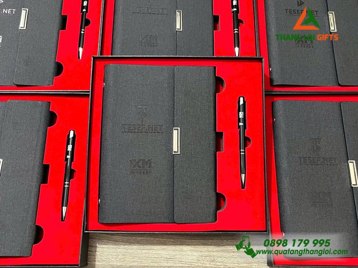 Set Quà Tặng (Sổ Tay Bìa Còng & Bút Bi) Màu Đen - In Khắc Logo Doanh Nghiệp TESEF.NET