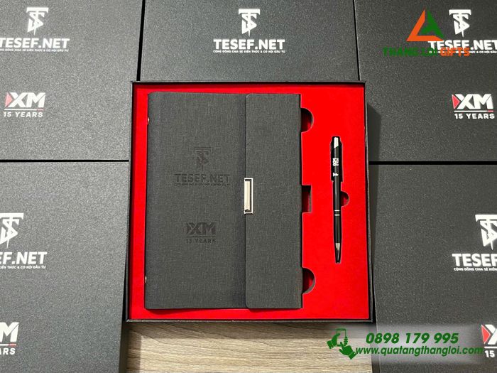 Set Quà Tặng (Sổ Tay Bìa Còng & Bút Bi) Màu Đen - In Khắc Logo Doanh Nghiệp TESEF.NET