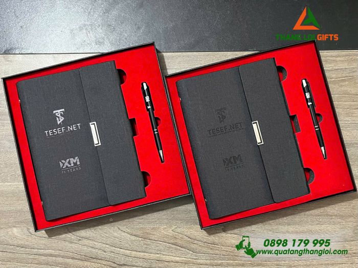 Set Quà Tặng (Sổ Tay Bìa Còng & Bút Bi) Màu Đen - In Khắc Logo Doanh Nghiệp TESEF.NET