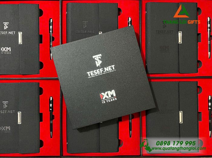 Set Quà Tặng (Sổ Tay Bìa Còng & Bút Bi) Màu Đen - In Khắc Logo Doanh Nghiệp TESEF.NET