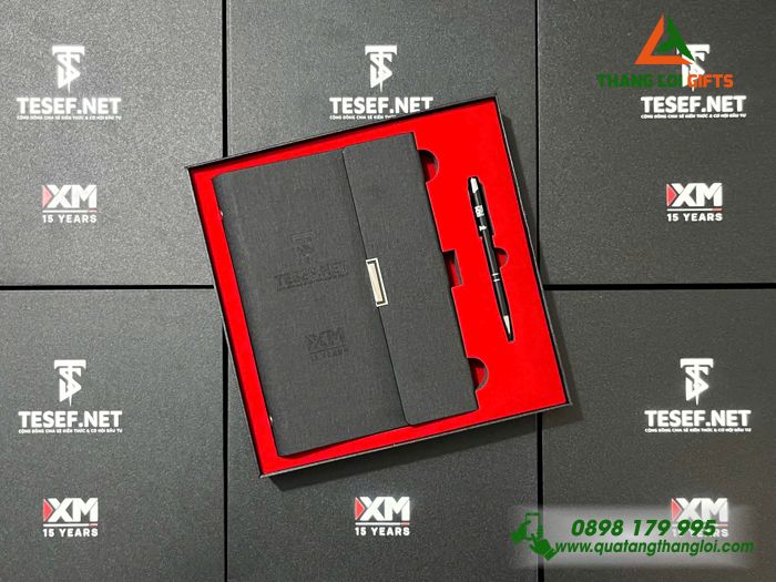 Set Quà Tặng (Sổ Tay Bìa Còng & Bút Bi) Màu Đen - In Khắc Logo Doanh Nghiệp TESEF.NET