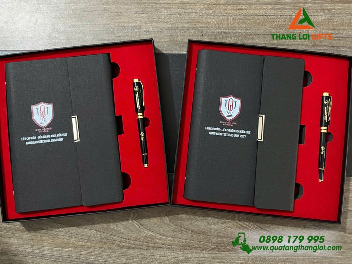 Combo Quà Tặng (Sổ Tay Bìa Còng & Bút Ký) Màu Đen - In Khắc Logo Trường Đại Học Kiến Trúc Hà Nội