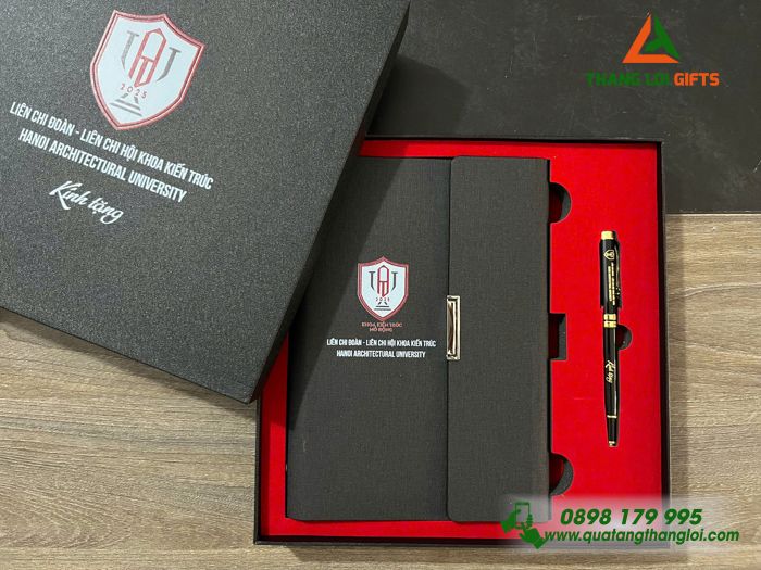 Combo Quà Tặng (Sổ Tay Bìa Còng & Bút Ký) Màu Đen - In Khắc Logo Trường Đại Học Kiến Trúc Hà Nội