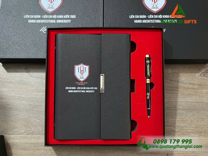 Combo Quà Tặng (Sổ Tay Bìa Còng & Bút Ký) Màu Đen - In Khắc Logo Trường Đại Học Kiến Trúc Hà Nội